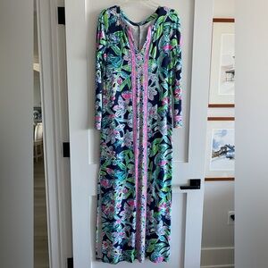 LILLY PULITZER LONG SIZE SMALL. PRETTY COLORS. GREAT FOR SO MANY OCCASIONS.